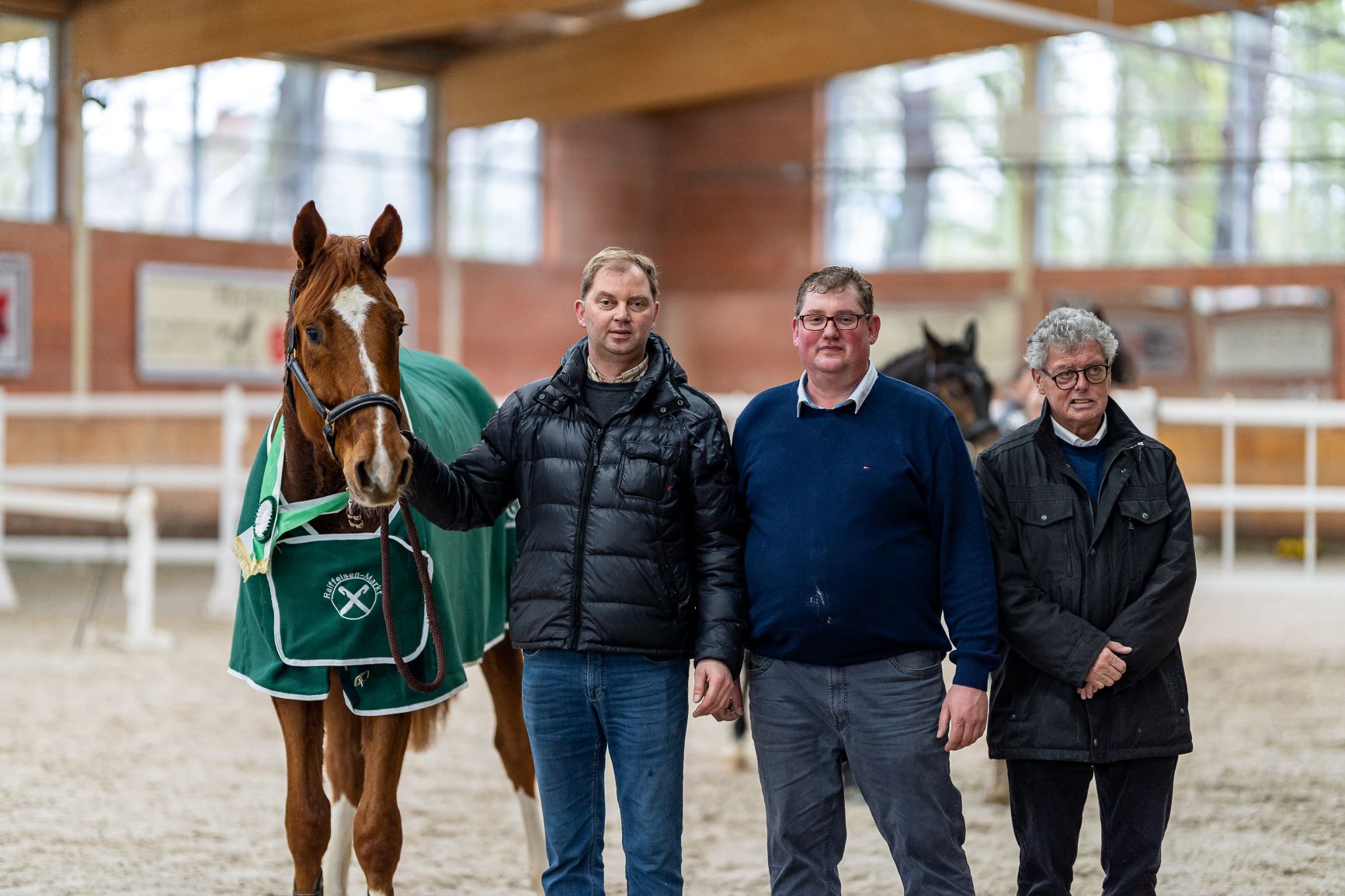 der Sieger der 3j. Reitpferde von Leo-Peter Pohen zusammen mit Jörg Zahn & Karl-Heinz Fruhen